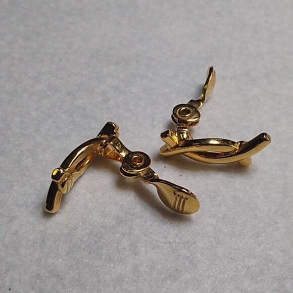 Elegant Monet Gold Tone Metal Clip-On Earrings Cottagecore Grandmacore - Picture 4 of 4